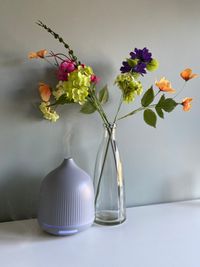 Verstuiver en bloemen